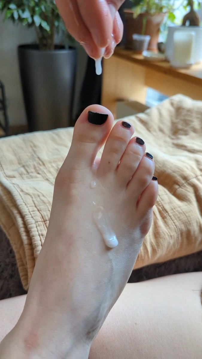 panti_hoe's tweet photo. Enjoy my wife (F, 34) giving me (F, 30) a 10 minute erotic foot massage. Starting in white #nylon #pantyhose and ending nice and oiled up
https://t.co/aQB56NtooM
#footfetısh #feetfinder https://t.co/Mqa07Feuu1