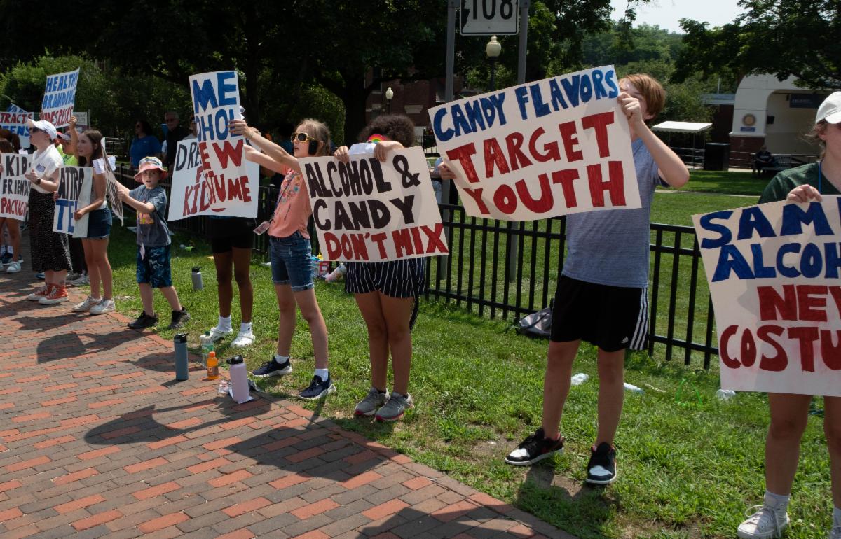 Dover Youth to Youth held a rally and press conference at Henry Law Park to call attention to the alcohol industry, which they say is targeting youth with flavors and marketing that is “unreasonably attractive to kids and teens.” Read the press release: dovery2y.org/newsevents/