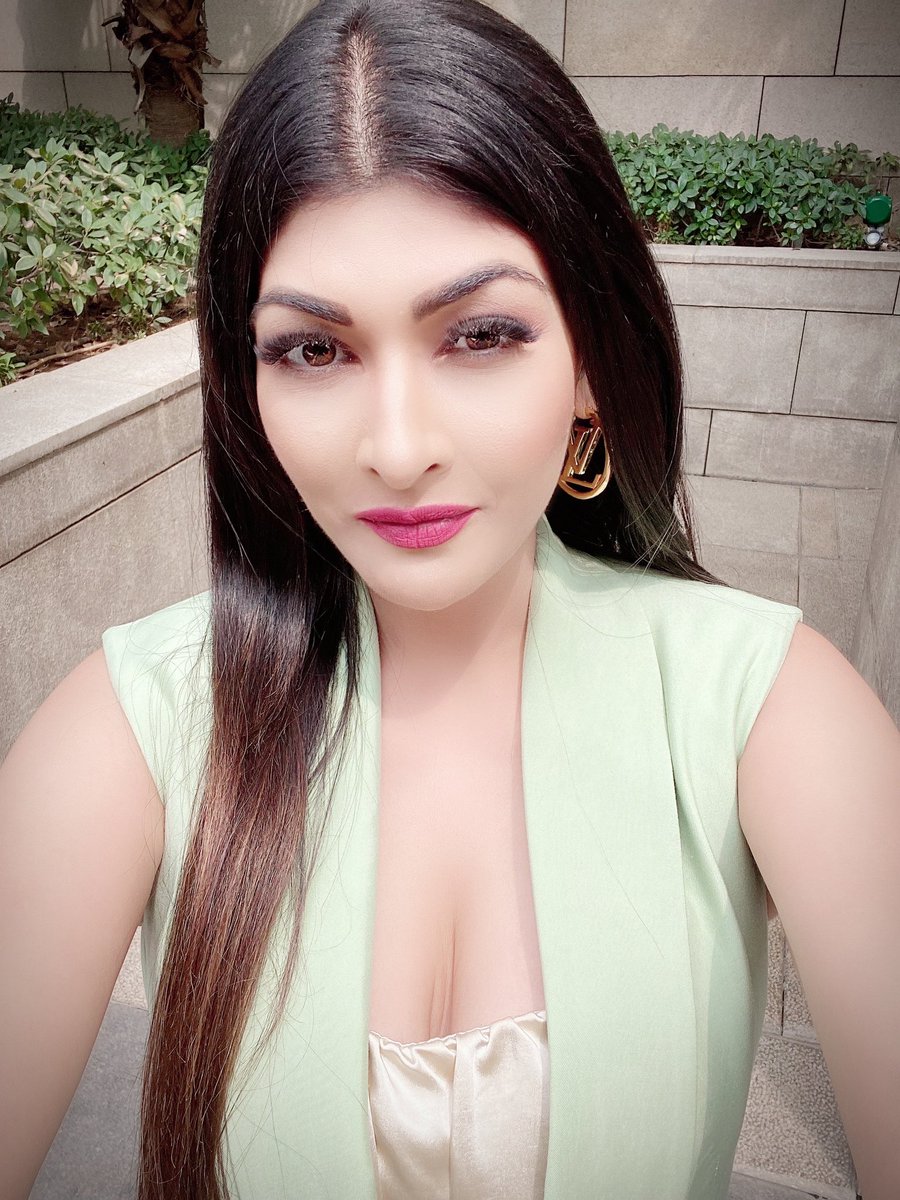 ushmatyagi's tweet image. Baarish se pehle ki selfie 😍

#selfie #postwork #anchor #ushmatyagi #workmode #entrepreneur #selfietime #indian #globalanchor #delhi #monsoon #sunnyvibes #fashionista #style #inspiration #blessed #thetipsywanderer