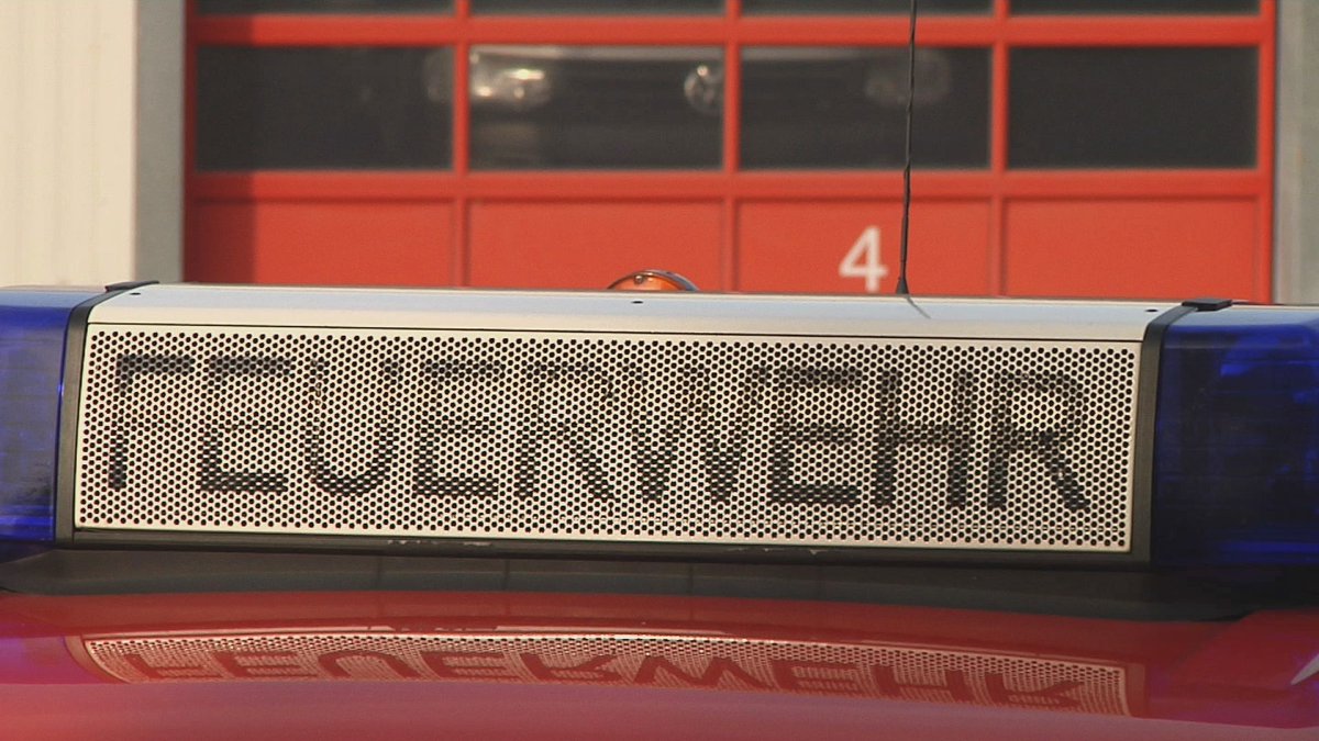 DresdenNews's tweet image. Beim #Brand einer #Scheune in #Hohenstein-Ernstthal (Kreis #Zwickau) sind am #Freitag nach #Polizeiangaben zwei #Feuerwehrleute #verletzt worden.

sachsen-fernsehen.de/scheunenbrand-…