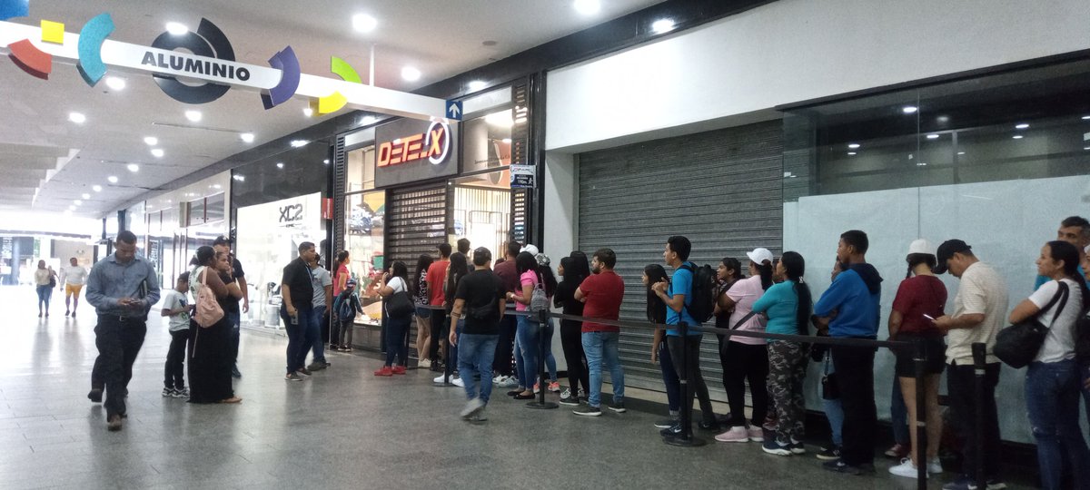 danizuritac's tweet photo. Noticia de Interes: la zapatería #Detex en Orinokia tiene calzados en 10$ https://t.co/YdcM9aqwdQ