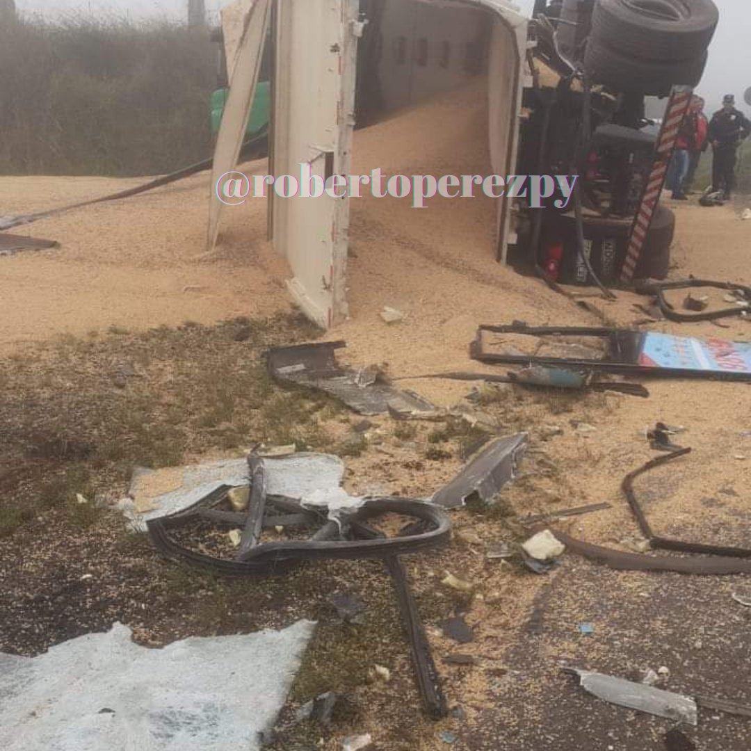 robertoperezpy's tweet photo. 📍#LoÚltimo 

Accidente con derivación fatal en Campo 8 

Están involucrados 3 vehículos, un ómnibus de larga distancia, un auto y un tracto camión. 

Hasta el momento se reportan 2 fallecidos. https://t.co/pmd1bK9vm1