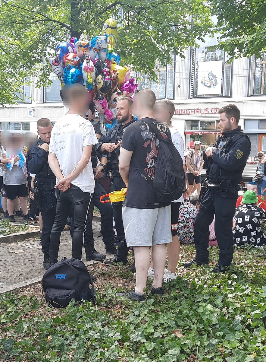 #le1507 #csdleipzig
Cops kontrollieren nach der Demo random Personen vermutlich wg Betäubungsmittelbesitz, Leute werden angetatscht, Taschen durchwühlt. Uniformträger müssen mal wieder ihre Daseinsberechtigung unter Beweis stellen...