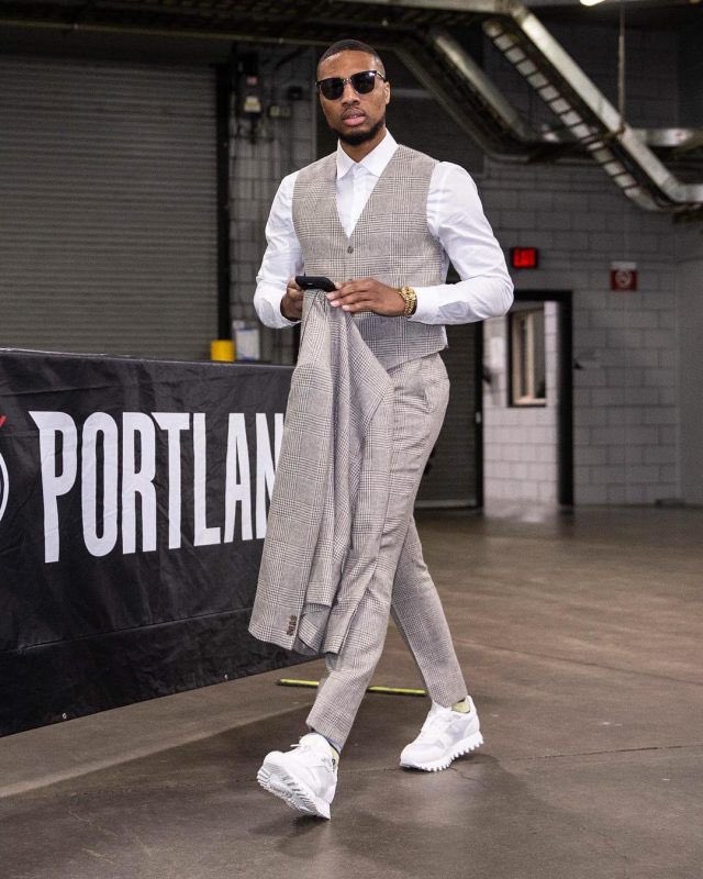Good morning and happy birthday to the  best Blazer of all time <a href="/Dame_Lillard/">Damian Lillard</a>.