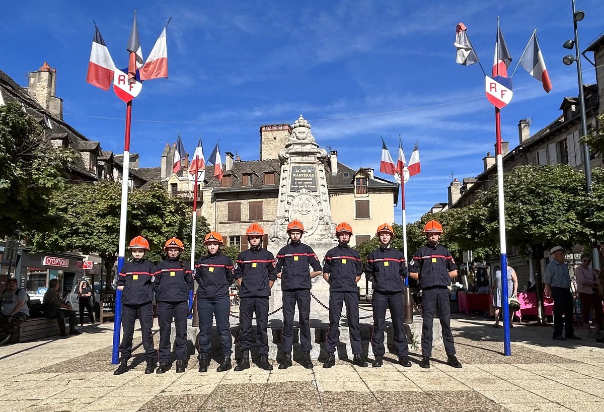 jspmarvejols's tweet photo. 🇫🇷 - 14 Juillet 2023 - 🇫🇷

Les JSP de Marvejols etaient présent pour la cérémonie de notre fête Nationale. 

C’etait l’occasion de leurs remettre leurs grades de JSP 4 🟩

Maintenant place aux vacances d’été. Pour être pret en septembre

@MarvejolsSapeur @sdislozere @PompiersFR https://t.co/Q9cB0dm3h9