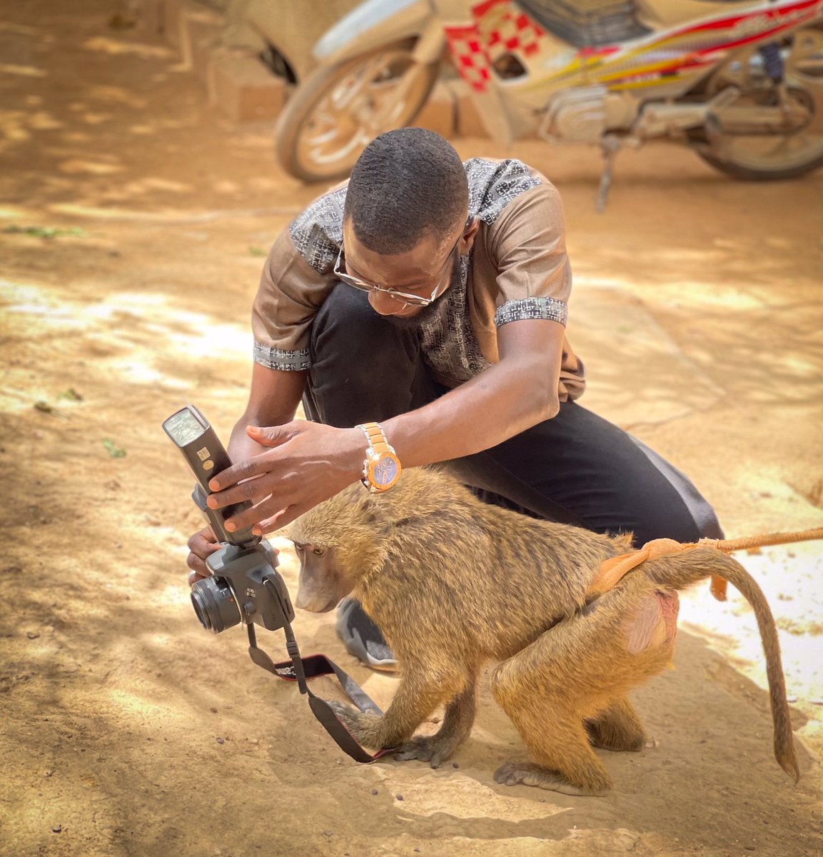 MerlinMoptika's tweet photo. Je suis ravi d'avoir retrouvé mon ami le Babouin 🐒, il était impatient de découvrir mes œuvres 🤩.
#MerlinPhotography
📷 Kola DAOU https://t.co/85uCSOEIy1