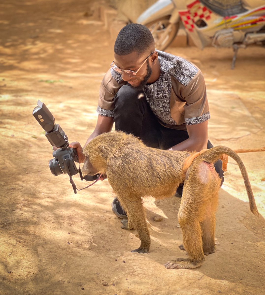 MerlinMoptika's tweet photo. Je suis ravi d'avoir retrouvé mon ami le Babouin 🐒, il était impatient de découvrir mes œuvres 🤩.
#MerlinPhotography
📷 Kola DAOU https://t.co/85uCSOEIy1