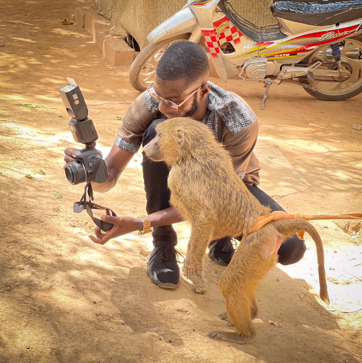 MerlinMoptika's tweet photo. Je suis ravi d'avoir retrouvé mon ami le Babouin 🐒, il était impatient de découvrir mes œuvres 🤩.
#MerlinPhotography
📷 Kola DAOU https://t.co/85uCSOEIy1