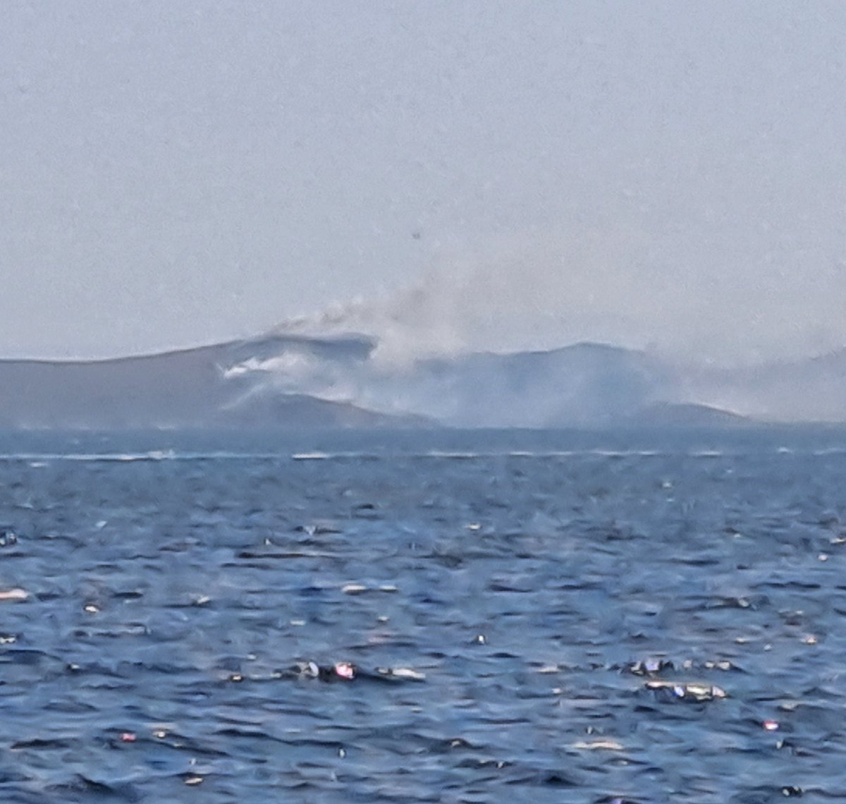 BerkentIn's tweet image. Avşa Adasında saatlerdir yangın var. Neredeyse Marmara Adasına kadar gelecek dumanlar. Umarım bir an önce son bulur. 😥
#Avşa #Avşaadası