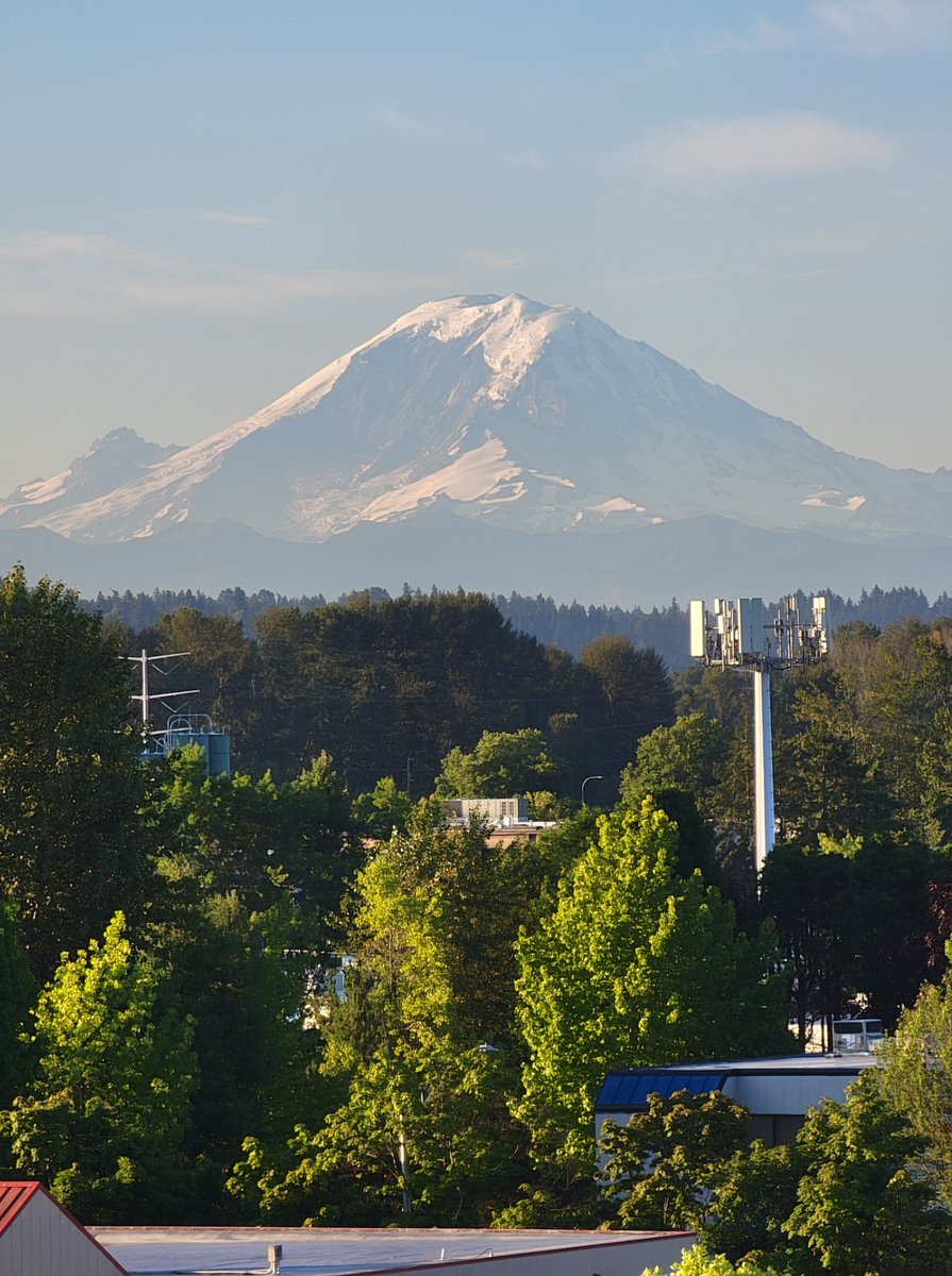 xgin11's tweet photo. The mountain was looking gorgeous this morning. Actually yesterday morning, but it hasn't changed much since then. Finally got the higher magnifications back on my phone after resetting it. 30x &amp; 100x. https://t.co/GLPDlai8zJ