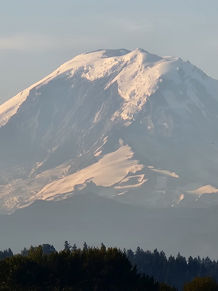 xgin11's tweet photo. The mountain was looking gorgeous this morning. Actually yesterday morning, but it hasn't changed much since then. Finally got the higher magnifications back on my phone after resetting it. 30x &amp; 100x. https://t.co/GLPDlai8zJ