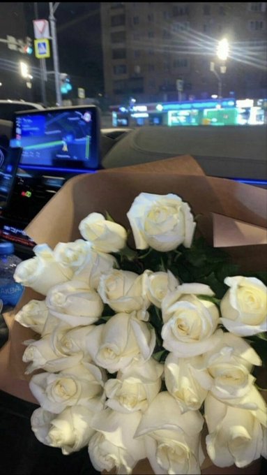 ilk buluşmaya beyaz gülle gelmiş senle evleneyim de gör..