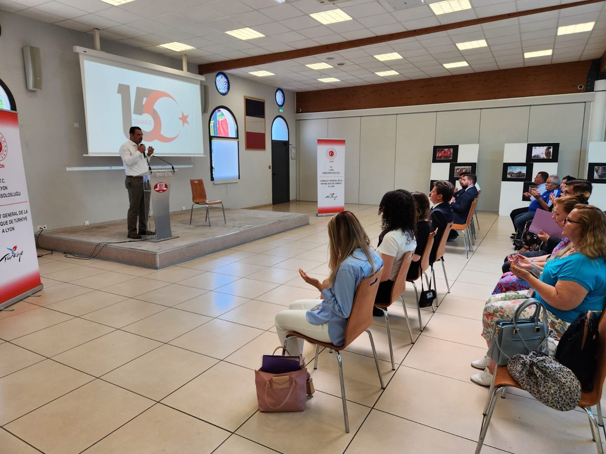15 Temmuz Demokrasi ve Milli Birlik Günü vesilesiyle Lyon DİTİB Merkezinde STK temsilcilerimizin ve vatandaşlarımızın katılımlarıyla bir anma töreni düzenledik. Anma programı kapsamında ayrıca 15 Temmuz Fotoğraf Sergisi”nin açılışını yaptık.
