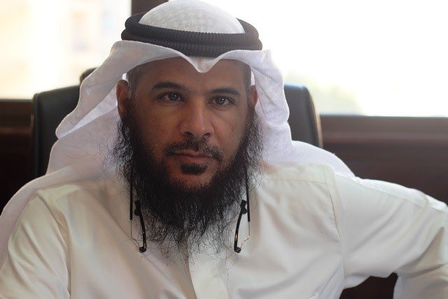 مرزوق الهيت: محمد قاطع لا تحاول أن تلبس ثياب ليست لك
الكل يعلم إن تاريخك وعائلتك في الكويت حديث جدا وهذا لايشكل هاجس بالنسبة لنا لأنك بمجرد حصولك على الجنسية نرى أنك كويتي لك حقوق وعليك واجبات 
فلا تحاول صرف المجتمع عن همومه ومتطلباته بطرح مثل هذه الإمور التافهه.
<a href="/alheet_m/">مرزوق الهيت</a>