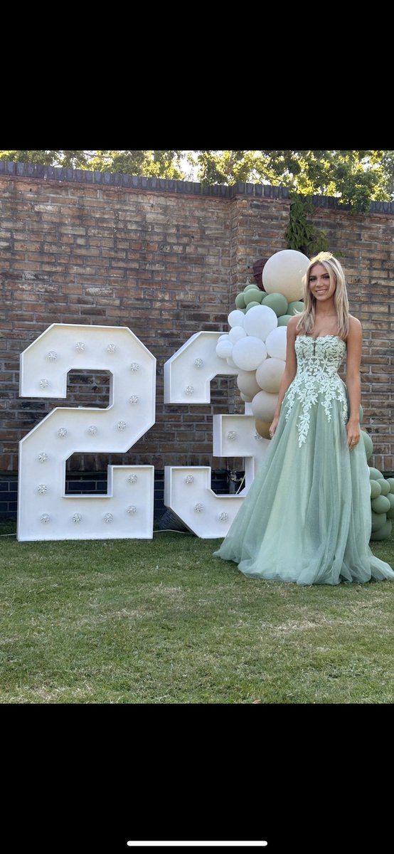 nettyhodgy's tweet photo. Still not over last Friday 💚🫶🏼
#prom23 https://t.co/VoIuE2IMWk