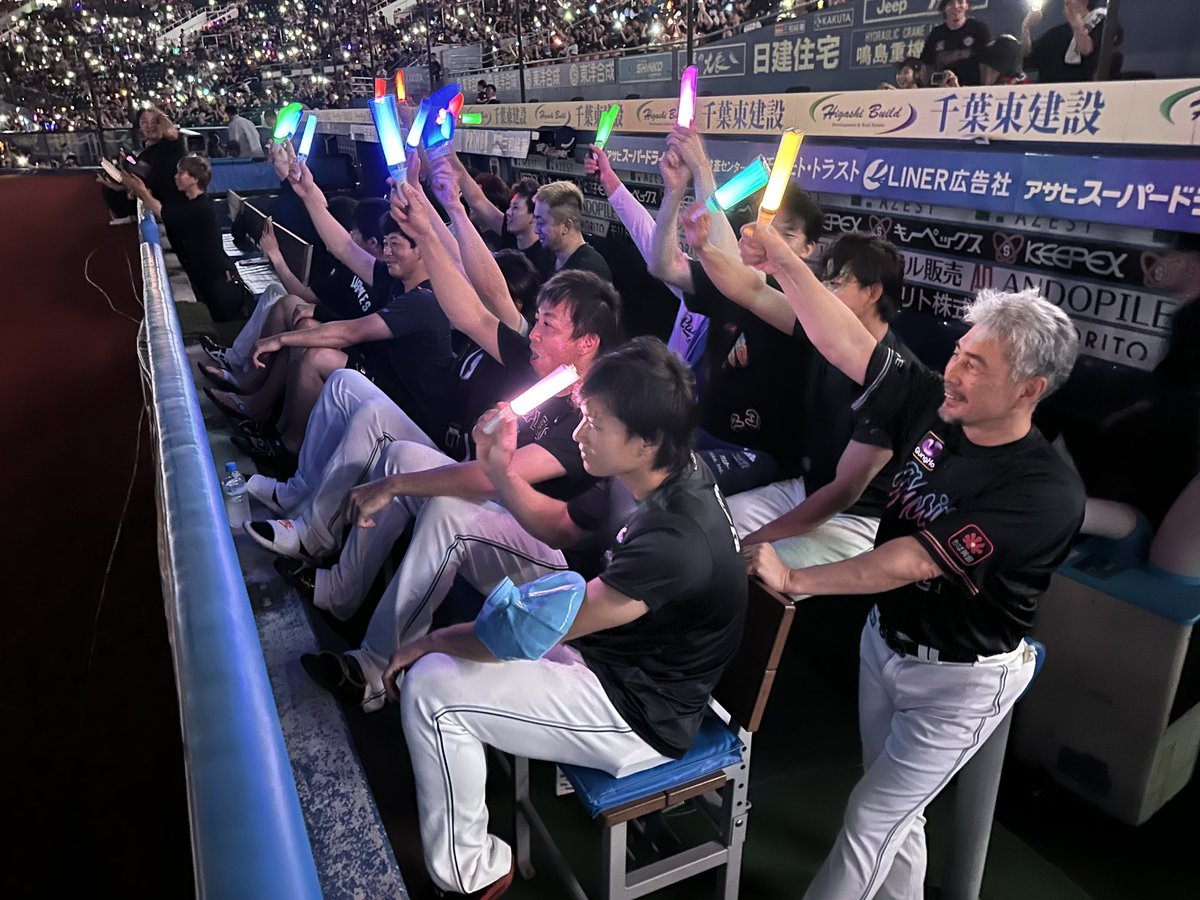 chibalotte_pr's tweet photo. 勝利後、スペシャルライブを楽しむ選手たちと #吉井理人 監督の様子。 最高です！
#chibalotte #広報 #DefTech https://t.co/XvIguARNqA