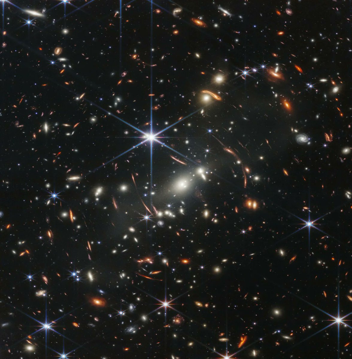 UnvrsoRecondito's tweet photo. ALGUNAS DE LAS MÁS BELLAS IMÁGENES DEL WEBB.

En su primer año de operaciones, el Telescopio Espacial Webb no sólo comienza a cambiar nuestra comprensión científica del Universo, sino que nos ha deleitado con sus imágenes ya icónicas.
 📸Lente gravitacional en SMACS 0723. https://t.co/fZKVDX5Eoo