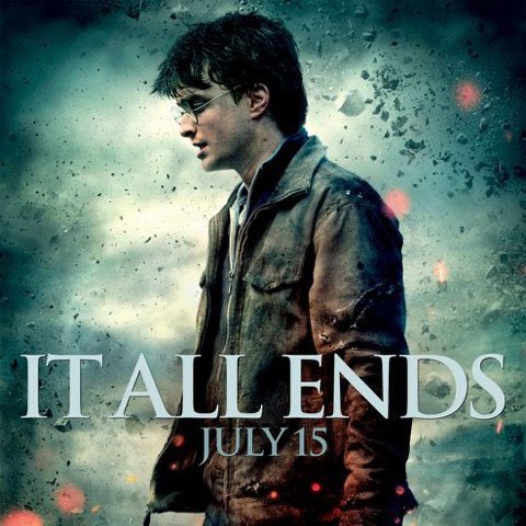 Pôsteres como esse foram espalhados por todo o mundo às vésperas do dia 15 de julho de 2011. Mesmo sem o nome do filme, todos sabiam que se tratava de Harry Potter. O desfecho épico de um fenômeno mundial completa DOZE ANOS de estreia hoje.