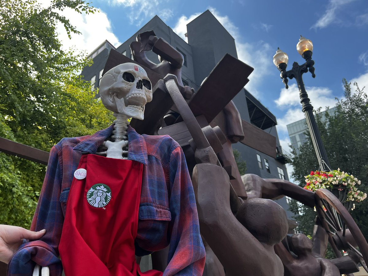 GreektownUnited's tweet photo. Marvin is visiting the Haymarket Memorial with the @SBWorkersUnited Bus Tour!
🚎 🚎 🚎 🚎 🚎
We honor and remember the workers who started the labor movement in this country, & we continue their struggle. Thank you @ILLaborHistory and @SBWUChicago ! https://t.co/FJdKs7fmF6
