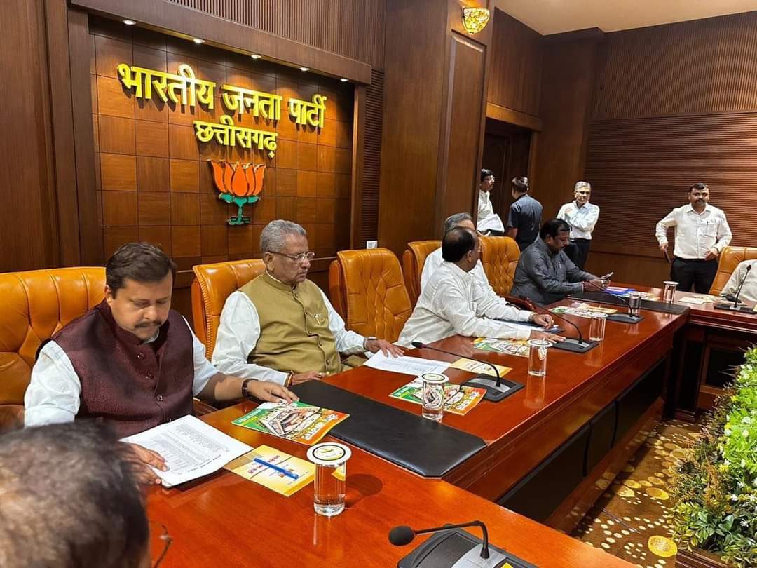 प्रदेश भाजपा कार्यालय कुशाभाऊ ठाकरे परिसर रायपुर में आयोजित प्रदेश घोषणा पत्र समिति के बैठक में शामिल होकर चुनावी घोषणा पत्र बनाने के विषय में प्रथम बैठक सम्पन्न हुआ।

बैठक में प्रदेश प्रभारी श्री @OmMathur_bjp जी,

(1/3)