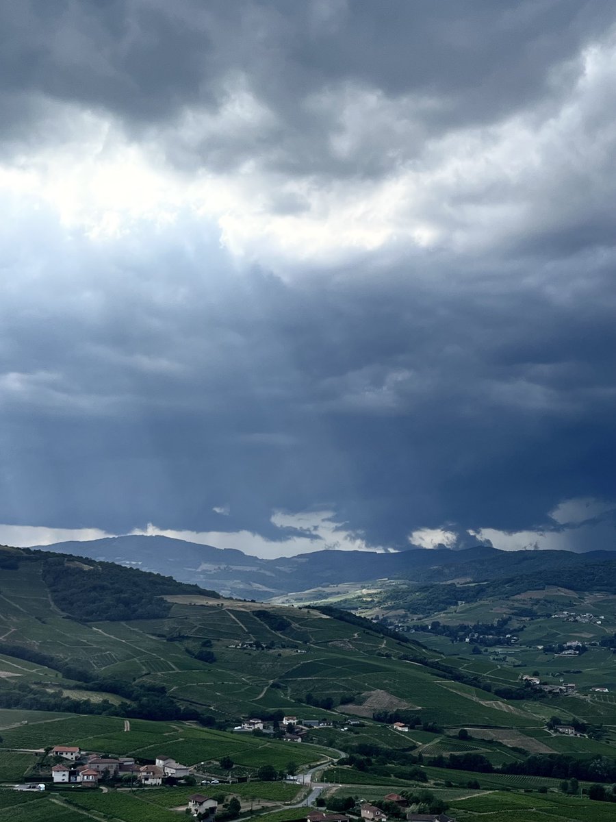 Incroyable abaissement dans le secteur du beaujolais. Attention en dessous. ⁦<a href="/KeraunosObs/">Keraunos</a>⁩ ⁦<a href="/lachainemeteo/">La Chaîne Météo</a>⁩ #orages