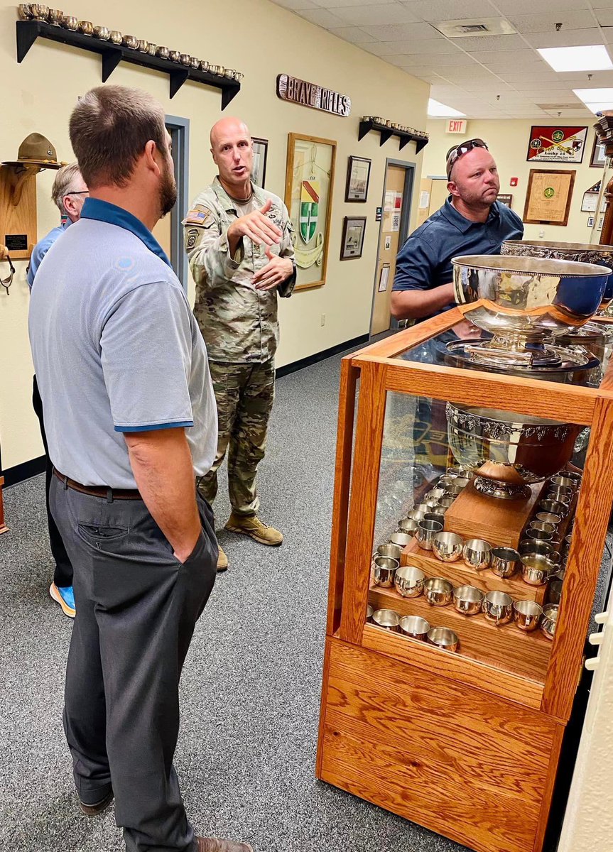 1stCavalryDiv's tweet image. Members of the Greater Killeen Chamber of Commerce visited the headquarters of 3d Cavalry Regiment learning of the regiment's history and traditions. 

#LiveTheLegend | #BraveRifles | #BeAllYouCanBe | #BloodAndSteel | @iii_corps | @FORSCOM | @3dUSCAV