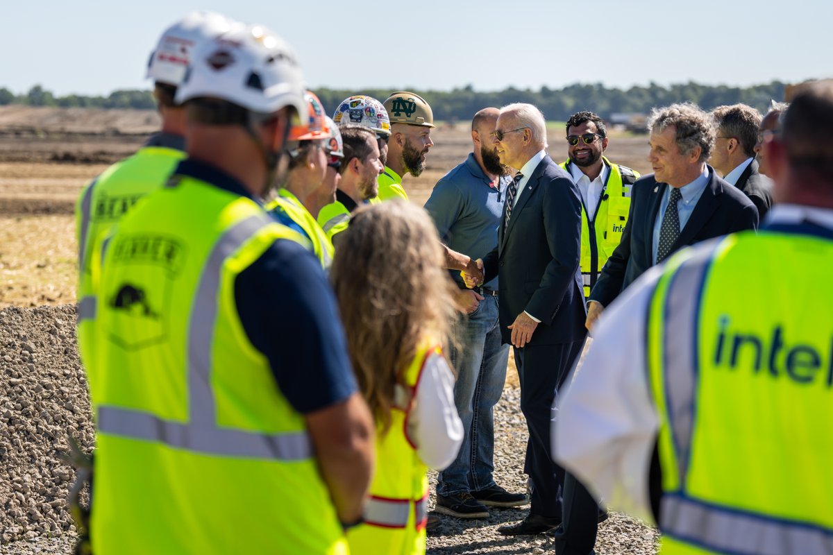 WhiteHouse46's tweet image. Bidenomics is about bringing supply chains home and building a clean energy future here in the U.S.