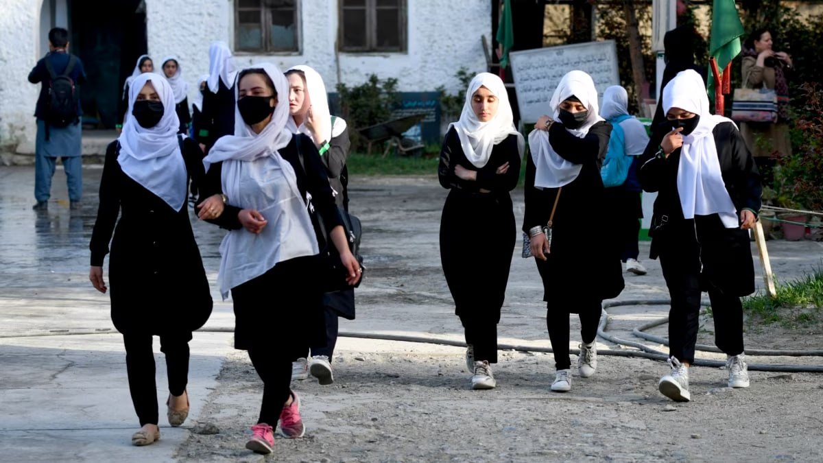 afghan_child's tweet photo. Hello world,
Since 663 days, Afghan teenage girls deprived of education Afghan girls &amp; women are the part of world They have rights &amp; need education
We are responsible &amp; have an obligation to work for Afghan girls &amp; women Education
Please support &amp; contribute
#LetAfghangirlsLearn https://t.co/bSssO5uduM