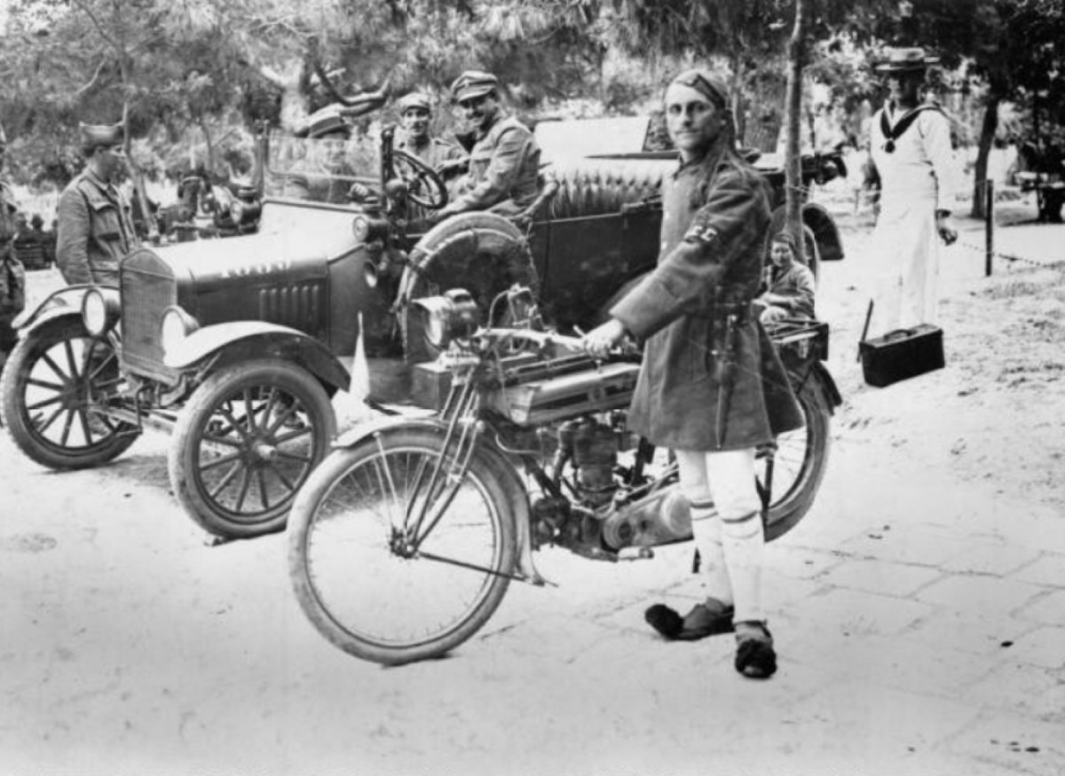 NikKo_ial's tweet image. Εύζωνος με μοτοσυκλέτα TRIUMPH H 550CC το 1919.
#Hellenicarmy