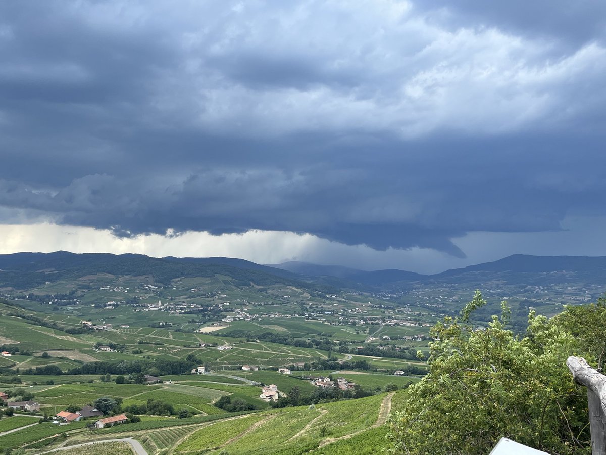 Secteur beaujolais prudence. ⁦<a href="/KeraunosObs/">Keraunos</a>⁩ ⁦<a href="/meteofrance/">Météo-France</a>⁩ ⁦<a href="/meteociel/">Meteociel</a>⁩ #orages