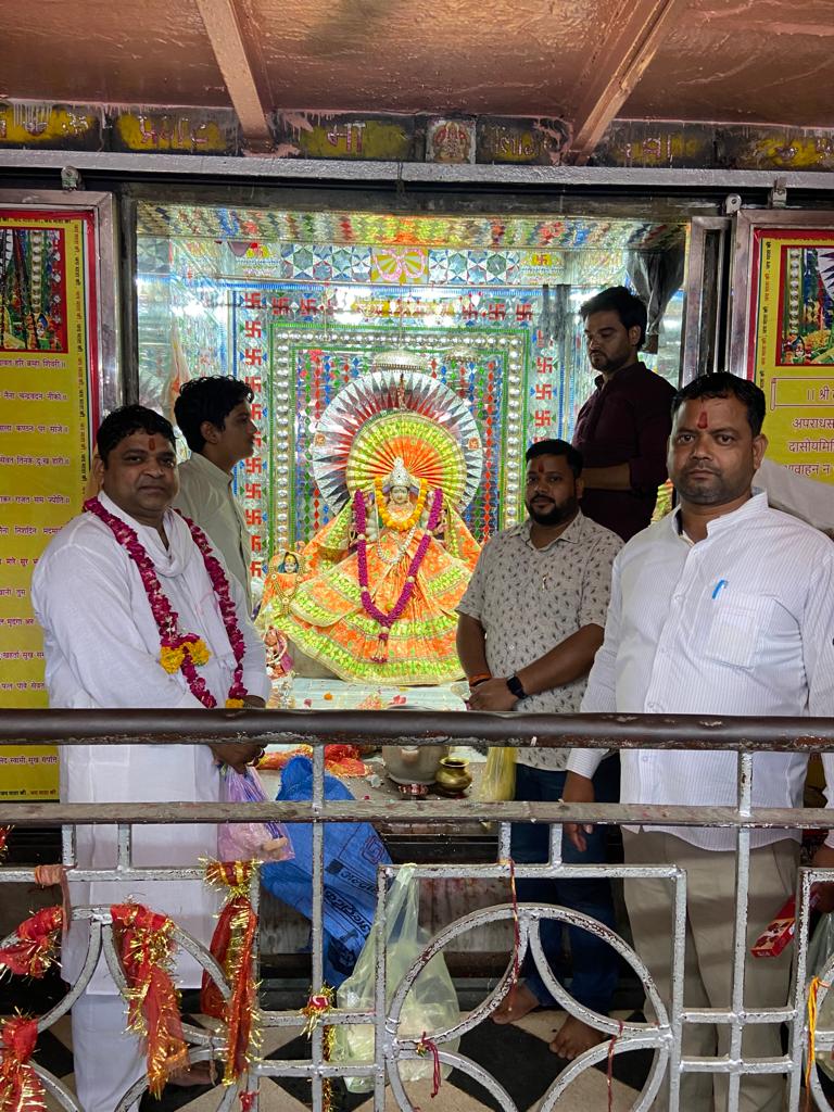 DiwakarAvdesh's tweet photo. आज अपने विधानसभा क्षे��्र कठूमर में देवी धोलागढ़ माता के दर्शन कर आशीर्वाद लिया व प्रदेश की खुशहाली के लिए दुआ मांगी । https://t.co/aX3fcIA9Or