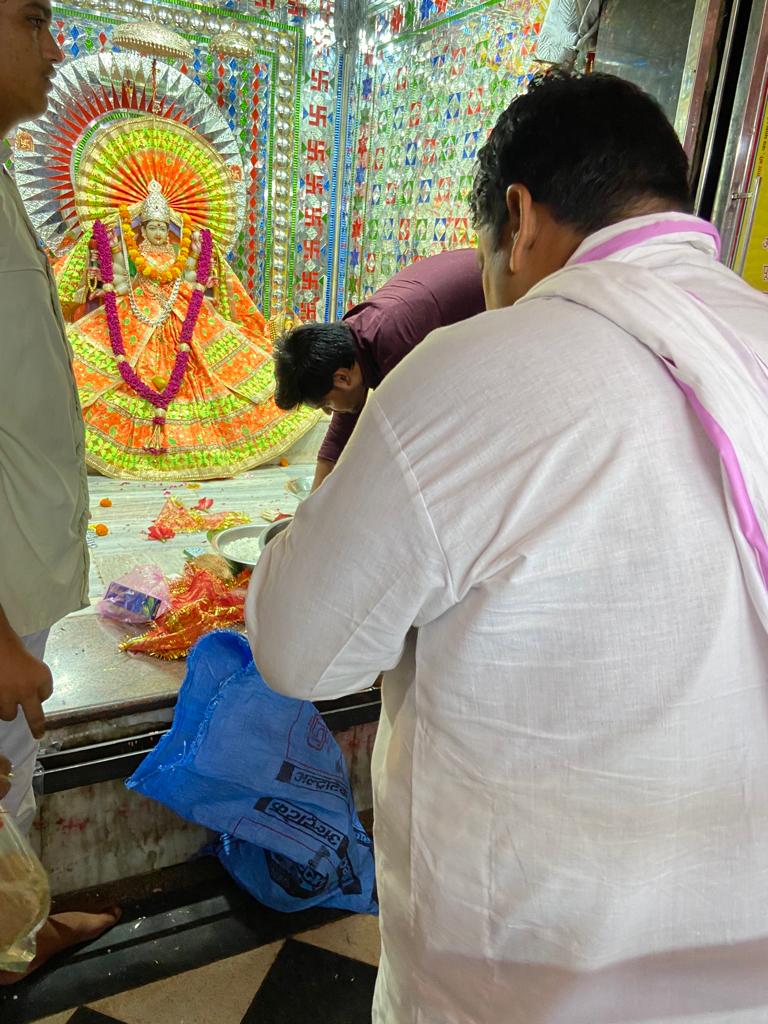 DiwakarAvdesh's tweet photo. आज अपने विधानसभा क्षे��्र कठूमर में देवी धोलागढ़ माता के दर्शन कर आशीर्वाद लिया व प्रदेश की खुशहाली के लिए दुआ मांगी । https://t.co/aX3fcIA9Or