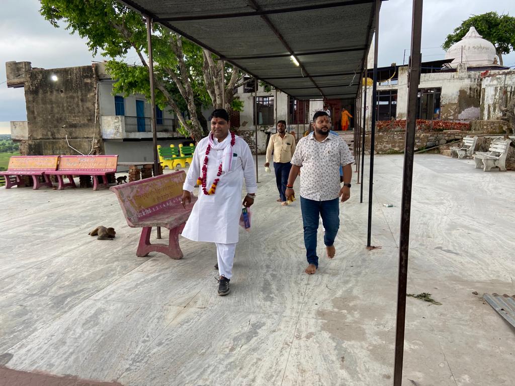 DiwakarAvdesh's tweet photo. आज अपने विधानसभा क्षे��्र कठूमर में देवी धोलागढ़ माता के दर्शन कर आशीर्वाद लिया व प्रदेश की खुशहाली के लिए दुआ मांगी । https://t.co/aX3fcIA9Or