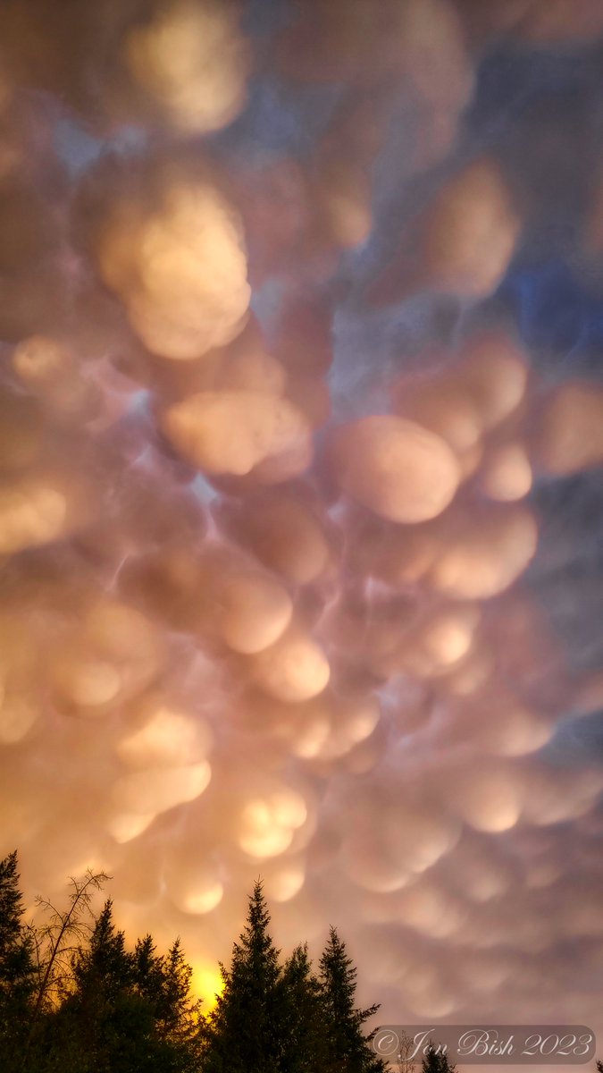 JMBPhotoPNW's tweet photo. Never seen clouds like these, who knows what type they are?? Color variations are different times 10-15 min apart...☁️☁️
Lava Lamp Skies...⛰️⛰️🌄🌄
#MountainLife... 🥰🥰
#LGMobile #BlessedAndGrateful #PNW #ShotOnSnapdragon https://t.co/zRt2vTXthu