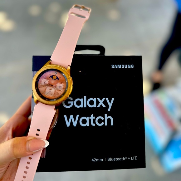 FebreJennifer's tweet photo. So good I had to share! Check out all the items I'm loving on @Poshmarkapp #poshmark #fashion #style #shopmycloset #samsung: https://t.co/Da1loNeN6o https://t.co/rbYoQGCPbY