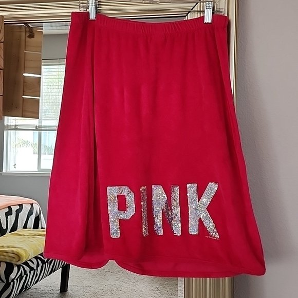 MyMomsBasement's tweet photo. So good I had to share! Check out all the items I'm loving on @Poshmarkapp from @jsnow09 @triniskies #poshmark #fashion #style #shopmycloset #guinness #becca #pinkvictoriassecret: https://t.co/mVvRpmGUTD https://t.co/kDCN8AByRa
