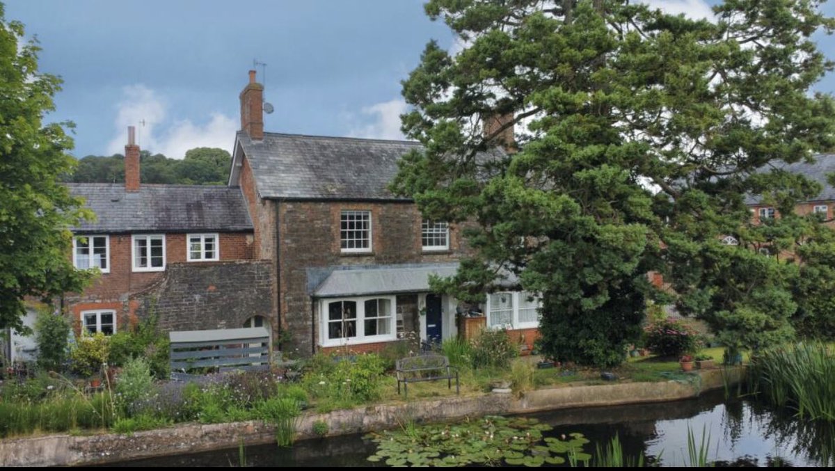 The beautiful 2 bedroom mill cottage in Uffculme is new to the market for sale this week. What a beautiful spot to watch the world go by 🌳 diamondagent.co.uk/property-detai… @GuildProperty #devonhomes #devonlife #uffculme #devon #middevon #culmevalley #theguild #proudguildmember