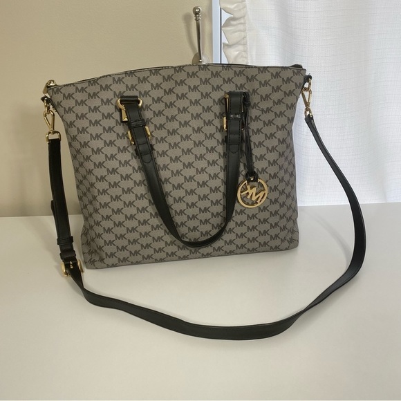 marciapsw's tweet photo. So good I had to share! Check out all the items I'm loving on @Poshmarkapp #poshmark #fashion #style #shopmycloset #fendi #michaelmichaelkors #adidas: https://t.co/lMBWcV92gJ https://t.co/l1ZUXS4HzK