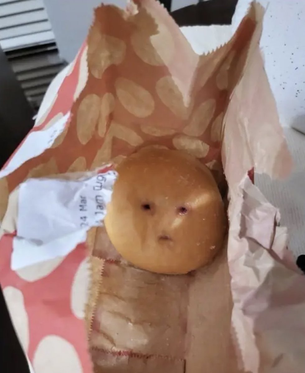 equine__dentist's tweet photo. i’m so hungry but my donut is harboring a deep indescribable sadness https://t.co/8CuqGi1U2J