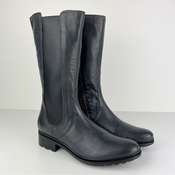 Kgadra's tweet photo. So good I had to share! Check out all the items I'm loving on @Poshmarkapp #poshmark #fashion #style #shopmycloset #drmartens #hunter #fendi: https://t.co/APTMvMcscO https://t.co/WFUDXHObj3