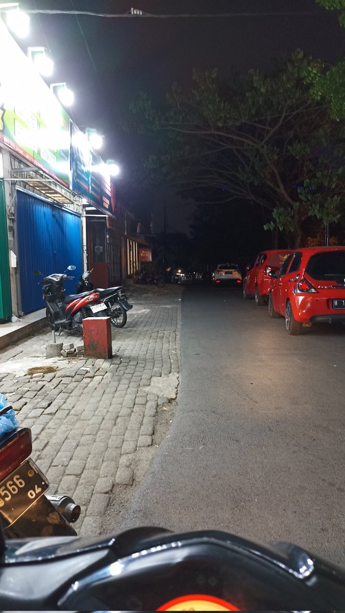 CluencyAnn's tweet photo. Tkp tahun lalu jam 2 pagi treak2 sampe diliatin org
lol 😂😂😂

Di re-write sm tragedi hari ini, nyari fc pas kampus libur aka tutup smua :)) https://t.co/uZsYB93lhD