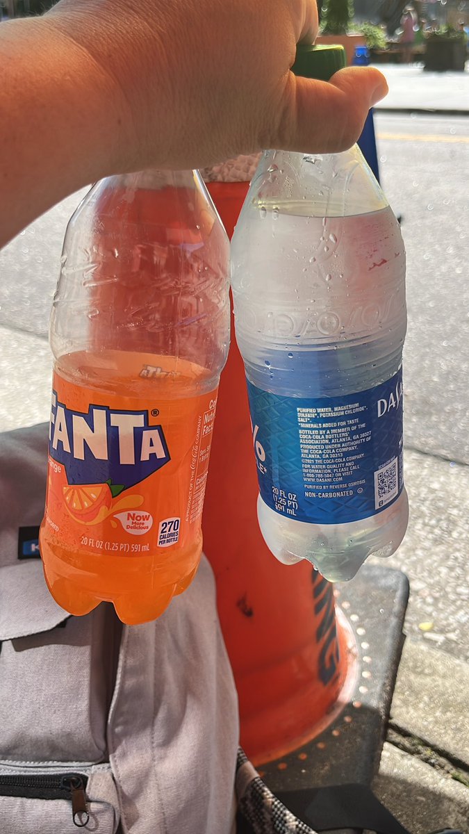 FoodDriveLady's tweet photo. #savannahbananaslineleader Tip #2: bring necessary supplies! Liquids, snacks, hat, charger bank, and of course the umbrella! https://t.co/oVfJpcJvBd