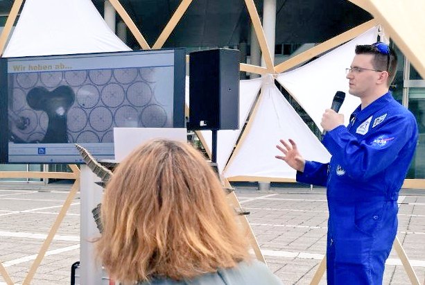 AstroEngy's tweet photo. Vielen Dank für die Einladung und Interesse an unserer kl. studentischen Reise vom Hörsaal ins All mit unseren ISS Überflieger Experimenten #FARGO/#PAPELL von @KSat_Stuttgart beim heutigen Ufo Crash site event. @izkt_stuttgart @UniStuttgartIRS @Uni_Stuttgart @DLR_SpaceAgency https://t.co/oYjx44mhJX