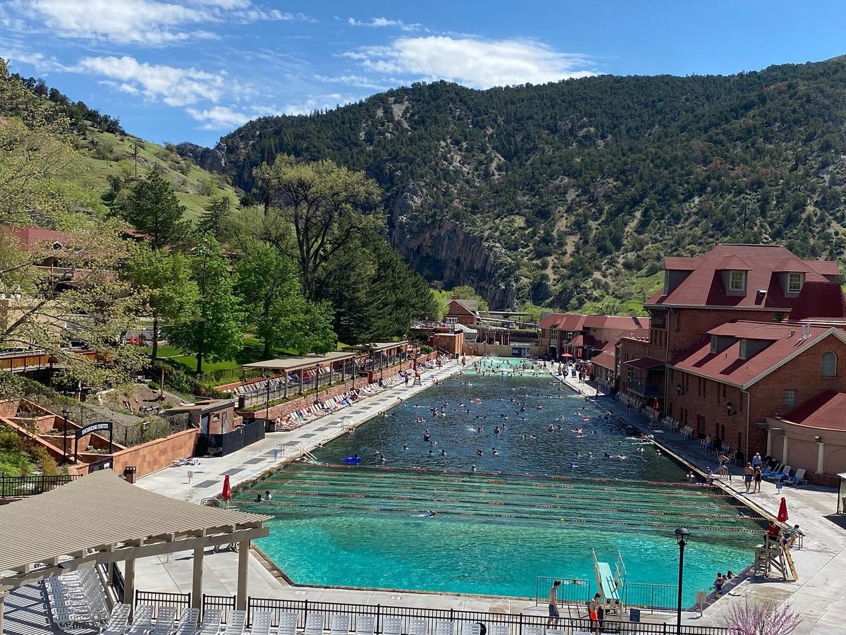 What's both refreshing and rejuvenating at the same time? The Glenwood Hot Springs Pool, of course! With a variety of temperatures, the Sopris Splash Zone, and other great amenities, this world-famous hot springs is always a summer favorite. 
📷️: @apriljoyrn