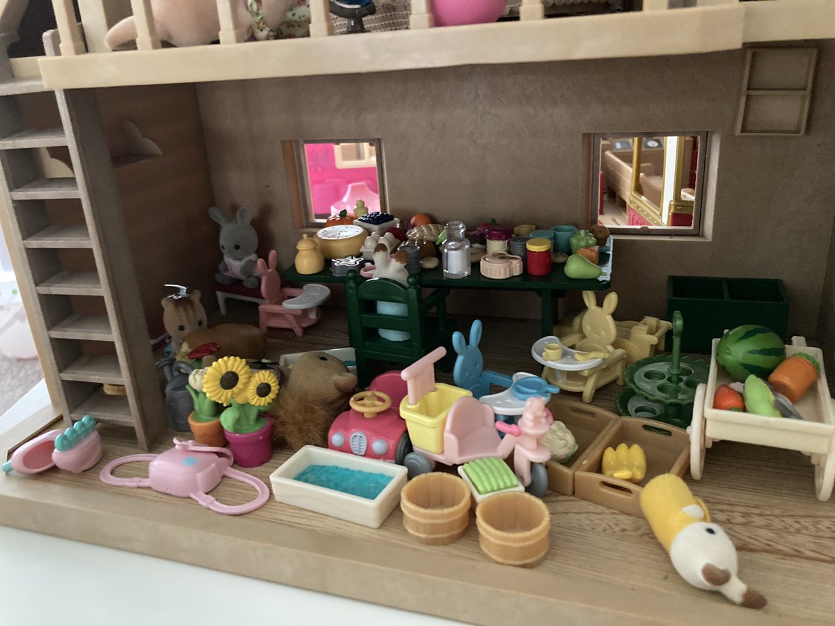 riii0208's tweet photo. ２歳10ヶ月の娘のシルバニア遊びが器用すぎる！
こういうのが好きな子には何を習わせてあげるといいのだろう？🤔
娘の素敵な能力をきちんと見極めてあげたい😭 https://t.co/S4Q1jPmCCj