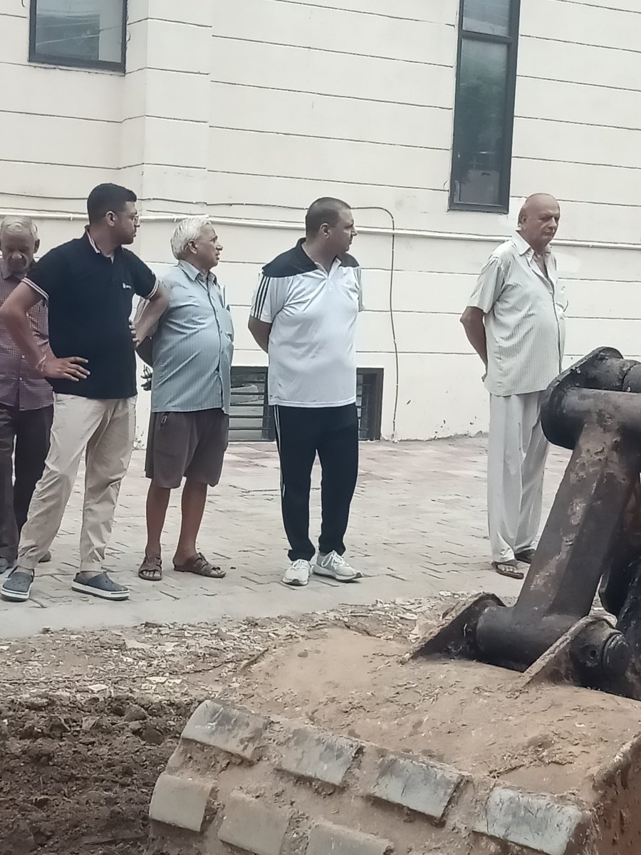 RWA_Sector49's tweet photo. @cmohry @MCF_Faridabad @ulbharyana प्रशासन द्वारा कोई संज्ञान न लेने पर सैनिक कॉलोनी के वरिष्ठ नागरिकों ने RWA के साथ स्वयं सड़क को सुधारने का कार्य शुरू किया। इसमें सभी आस पास के निवासियों का भरपूर सहयोग मिल रहा है। इस सड़क से पहले कई वरिष्ठ नागरिक दुर्घटना का शिकार हो चुके हैं। https://t.co/q6Cv1vjgPH