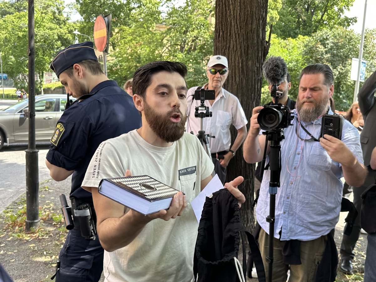 #İsveç'te Müslüman eylemci, İncil ve Tevrat'ı yakmayarak 'kutsala saygı' mesajı verdi. 👏🏻

İsrail'in Stockholm Büyükelçiliği önünde Tevrat ve İncil yakmak için izin alan Suriyeli Müslüman Ahmet Alluş, ülkede Kur'an-ı Kerim yakma provokasyonlarına tepki olarak adı geçen kutsal…