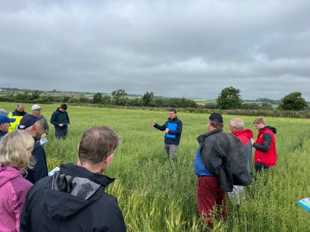 Project Manager @eoinkin20 discussed lessons learnt of our @agriculture_ie funded #EIPAGRI project to a group of organic farmers recently. Bottoms up approach, collaboration, results based rewards and community engagement vital to help water quality #farmingforwaterquality