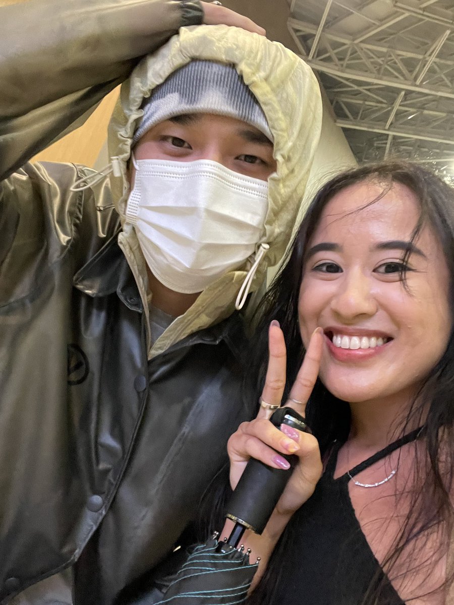 deansintro's tweet photo. dean with a fan at the daniel ceaser concert tonight in seoul ❤️ (via AK1NNA) https://t.co/LQLjFp8ma2
