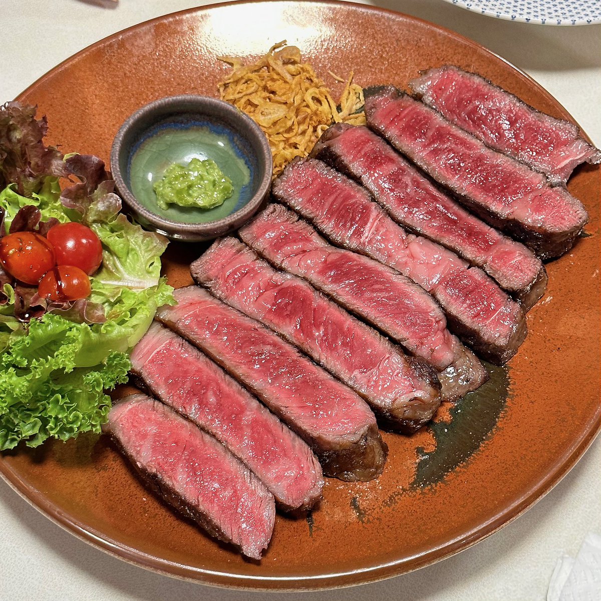 DekChubby2020's tweet photo. ไปมหาสารเพื่อกินเนื้ออร่อยๆแบบมหาศาล แทบไม่ต้องบอกอะไรแล้วกับร้านนี้ว่าอร่อยจนคนแย่งกันจองขนาดไหน Mahasan มหาสาร
แกร๊~~มันดีมากก เนื้อสุกแบบพอดี ทั้งๆที่ไม่ได้มันแทรกแบบทุกอณูแต่เนื้อยังนุ่มจนงง
แต่ที่ต้องสั่งเลยคือลิ้น ยกให้เป็นลิ้นที่อร่อยสุดเท่าที่เคยลองมาเลย 🥩
@aroii https://t.co/o2zhfZvd8x